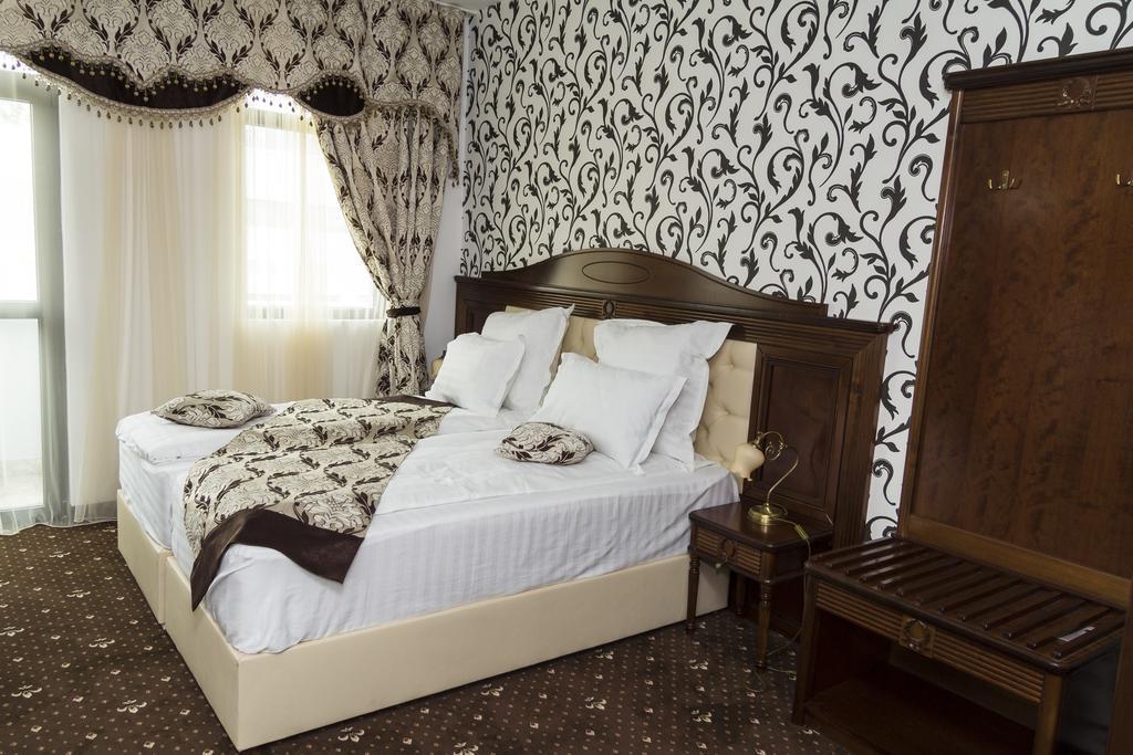 Pik Elegance Hotel Плоещ Стая снимка