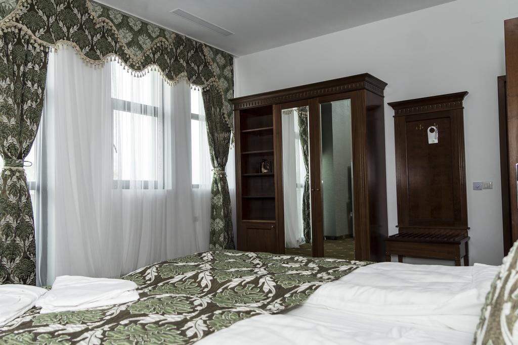 Pik Elegance Hotel Плоещ Стая снимка