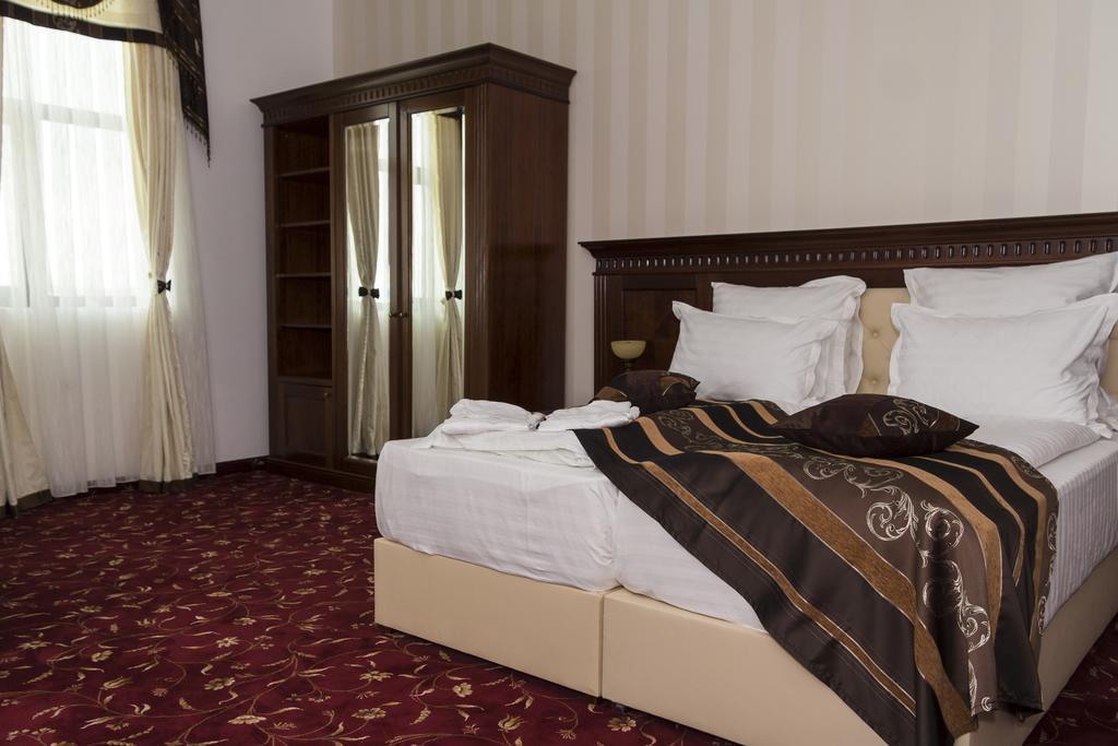 Pik Elegance Hotel Плоещ Стая снимка