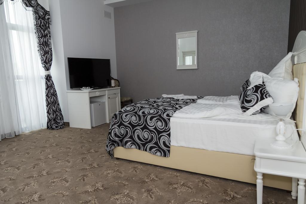 Pik Elegance Hotel Плоещ Стая снимка