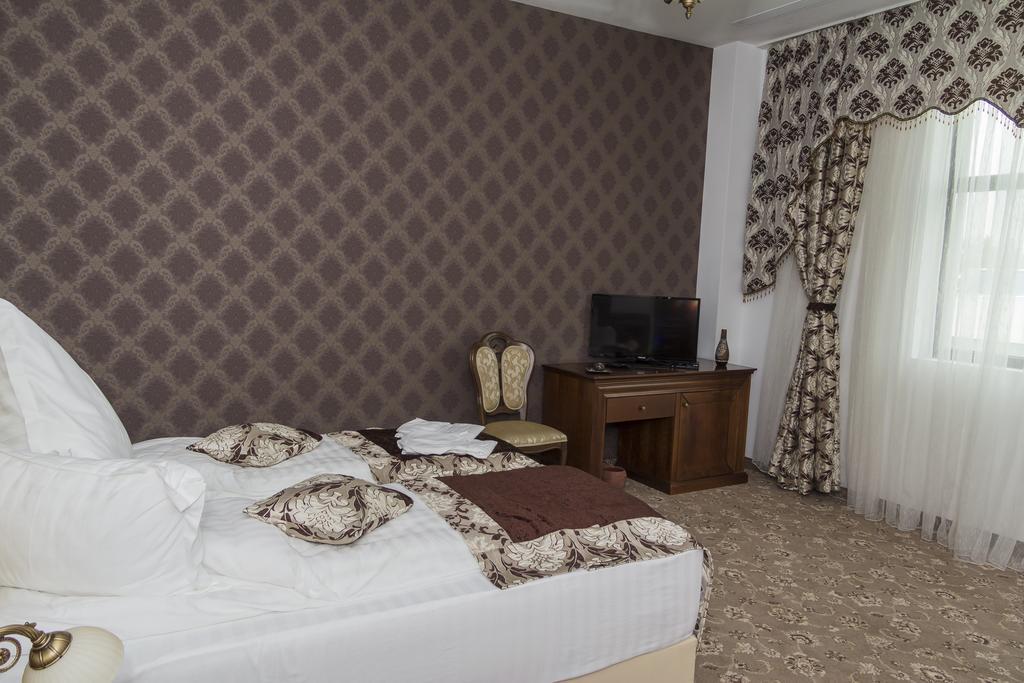 Pik Elegance Hotel Плоещ Стая снимка