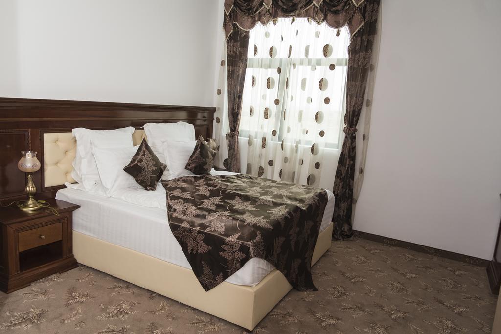 Pik Elegance Hotel Плоещ Стая снимка