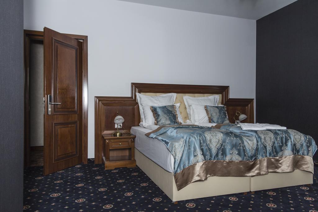 Pik Elegance Hotel Плоещ Стая снимка