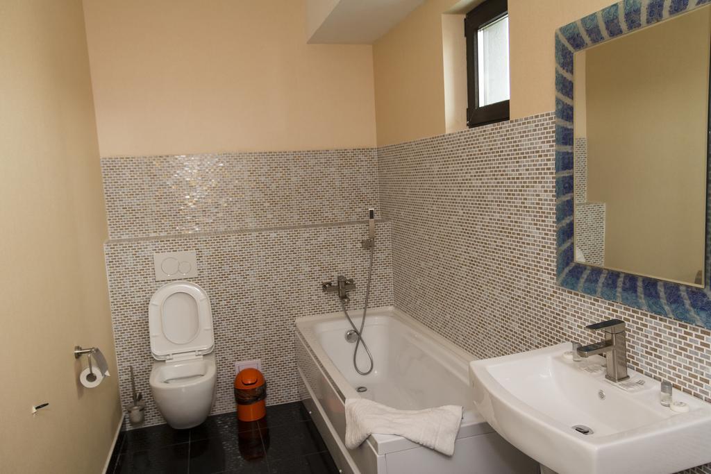 Pik Elegance Hotel Плоещ Стая снимка