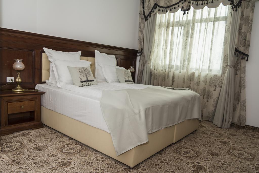 Pik Elegance Hotel Плоещ Стая снимка