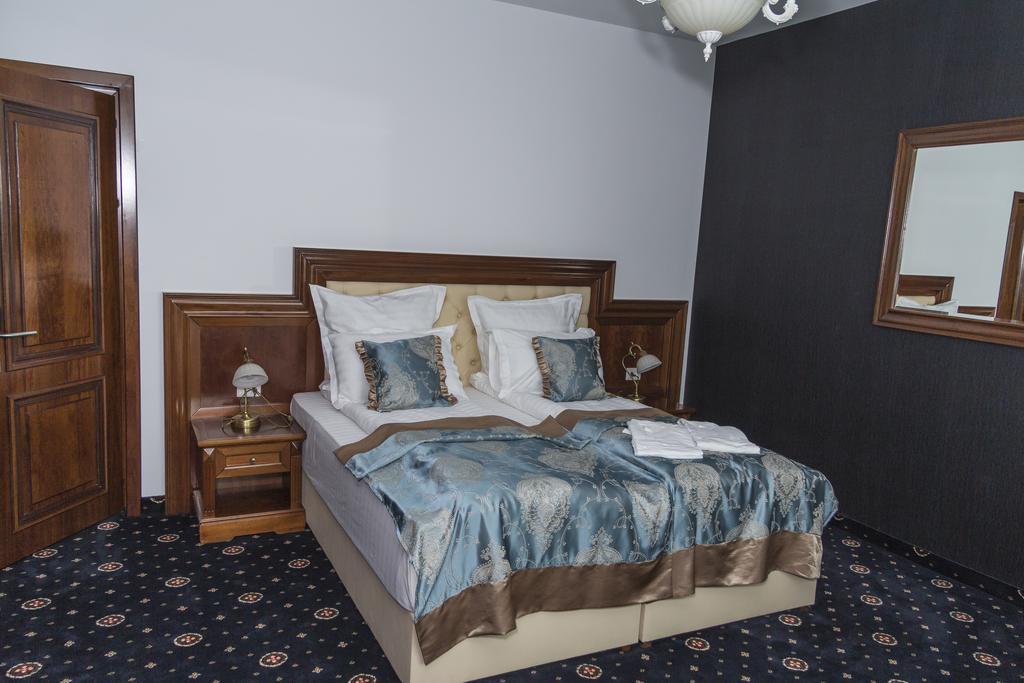 Pik Elegance Hotel Плоещ Стая снимка