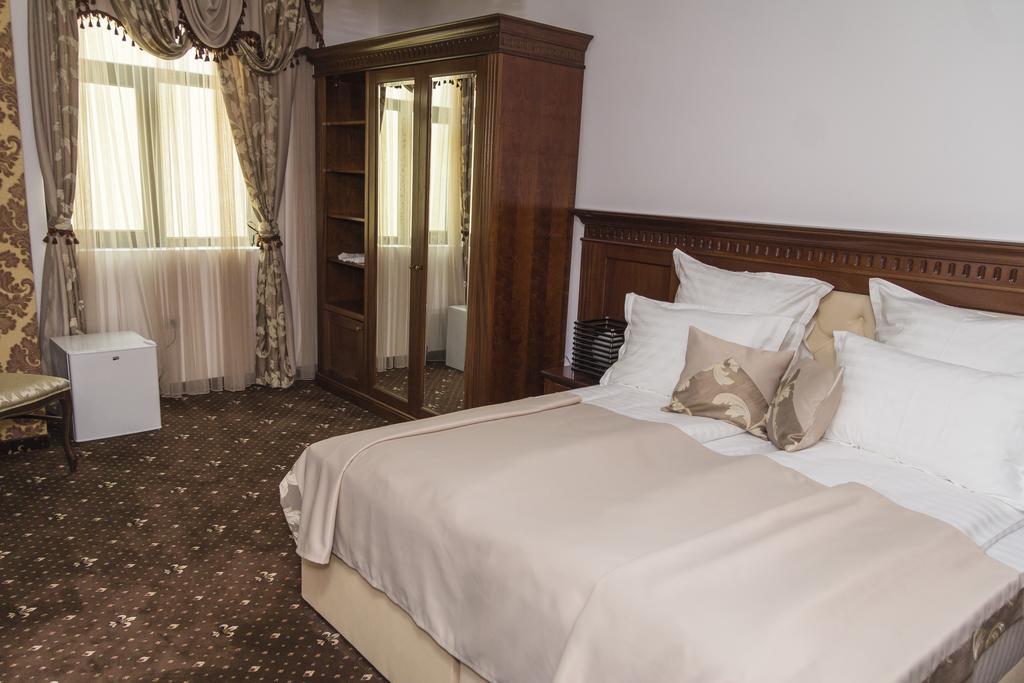 Pik Elegance Hotel Плоещ Стая снимка