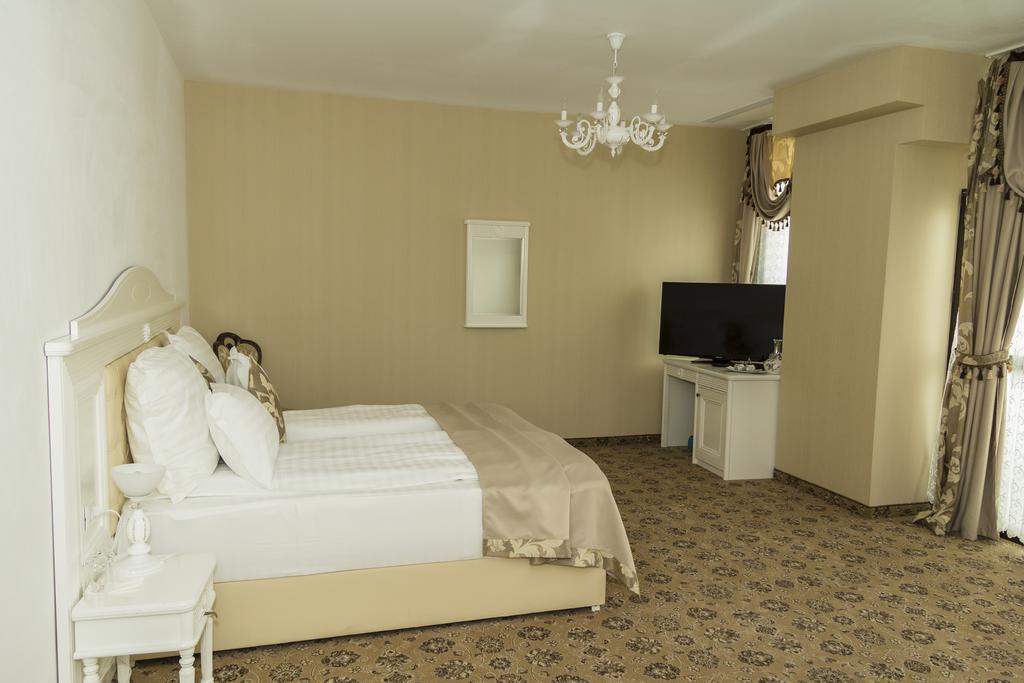 Pik Elegance Hotel Плоещ Стая снимка