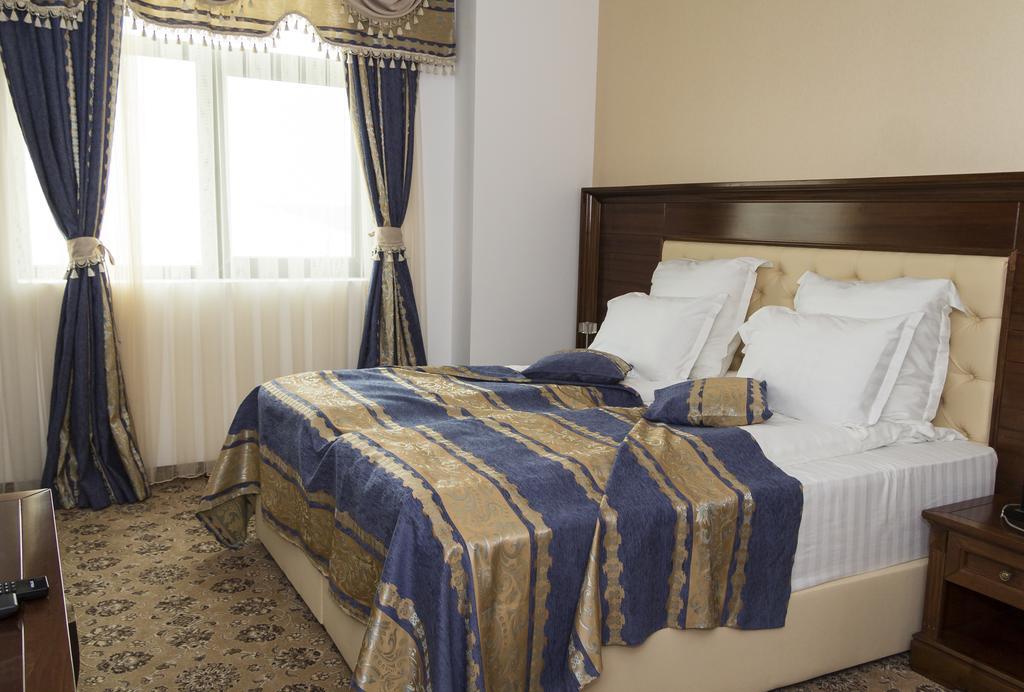 Pik Elegance Hotel Плоещ Стая снимка