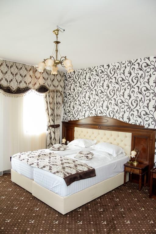 Pik Elegance Hotel Плоещ Стая снимка