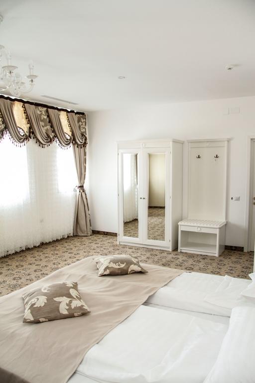 Pik Elegance Hotel Плоещ Стая снимка