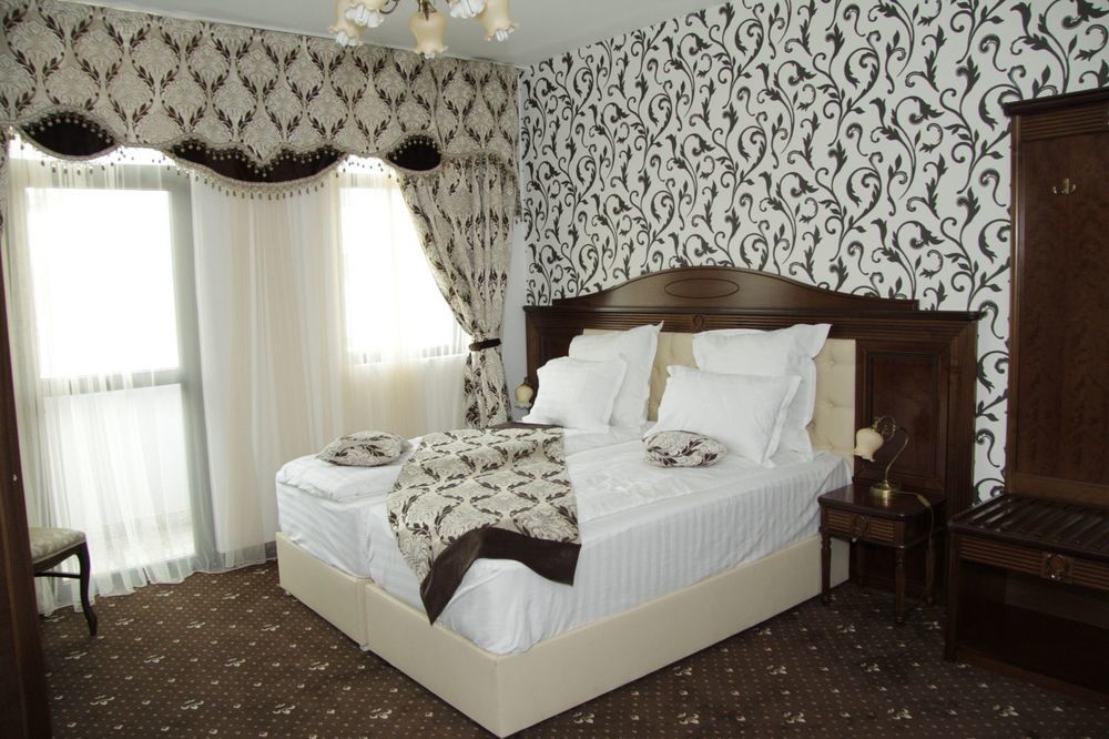Pik Elegance Hotel Плоещ Екстериор снимка