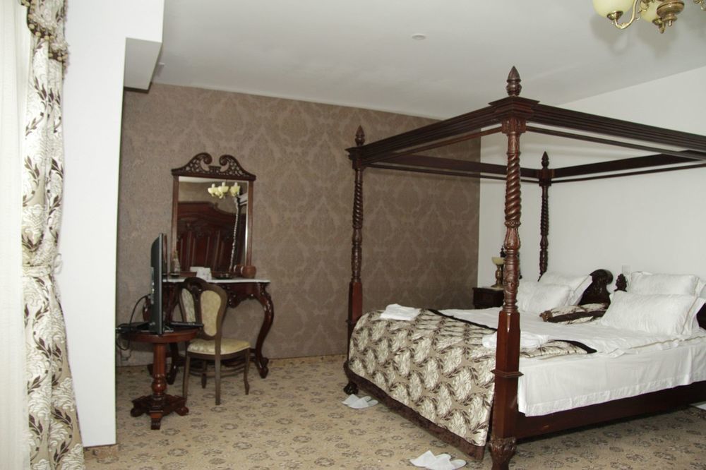 Pik Elegance Hotel Плоещ Екстериор снимка