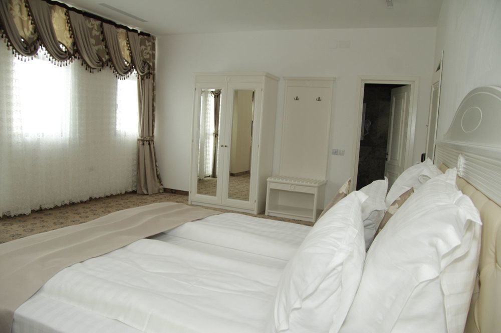 Pik Elegance Hotel Плоещ Екстериор снимка