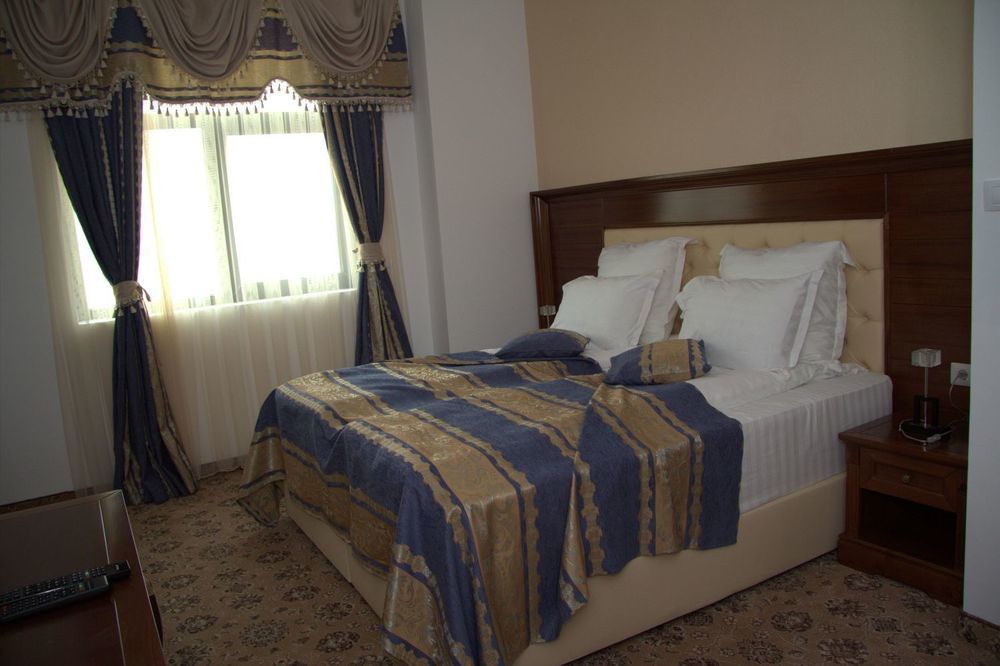 Pik Elegance Hotel Плоещ Екстериор снимка