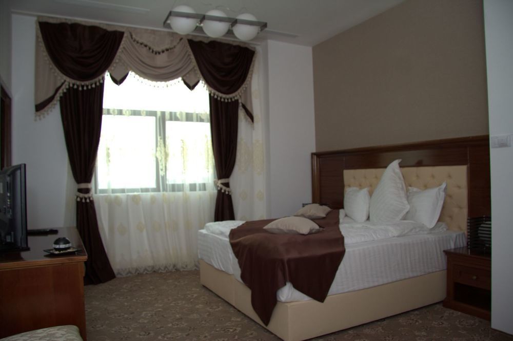Pik Elegance Hotel Плоещ Екстериор снимка