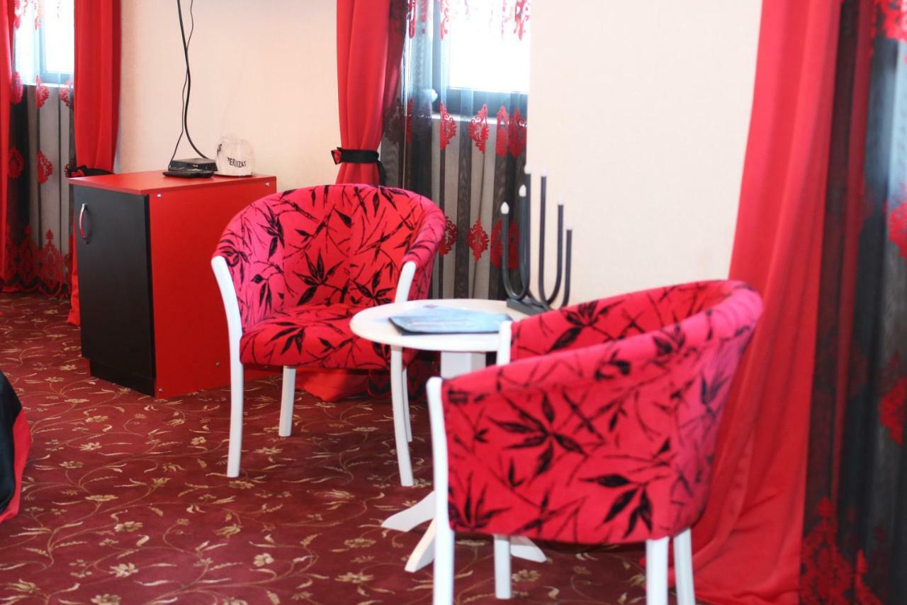 Pik Elegance Hotel Плоещ Екстериор снимка
