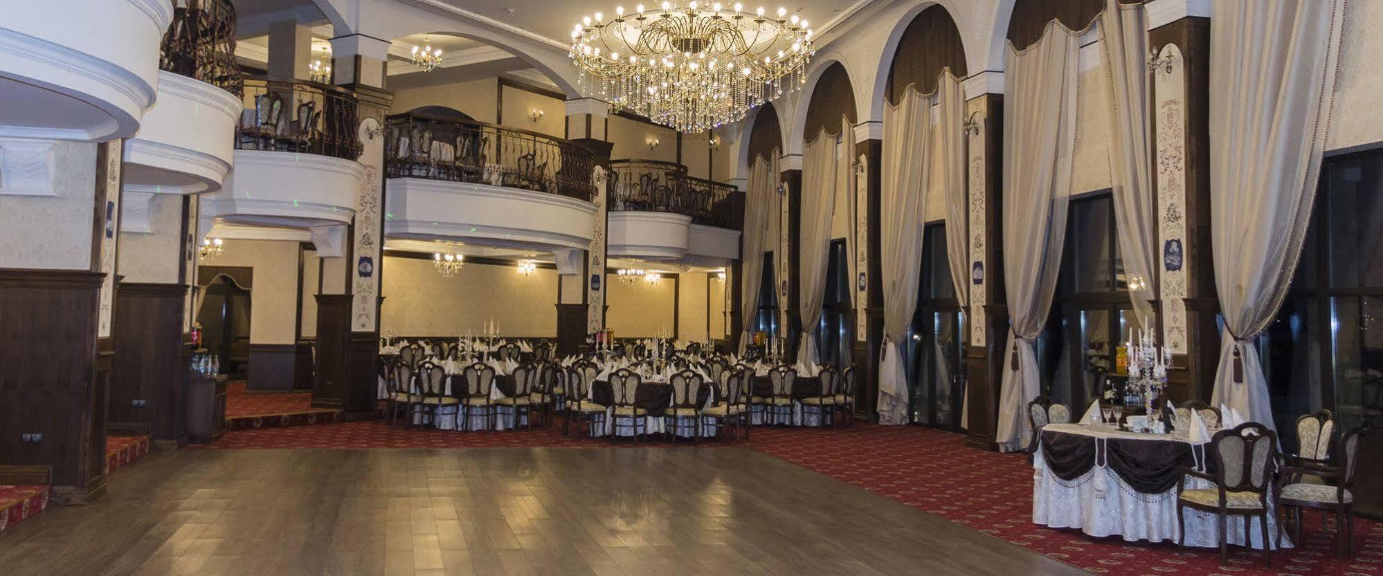 Pik Elegance Hotel Плоещ Екстериор снимка