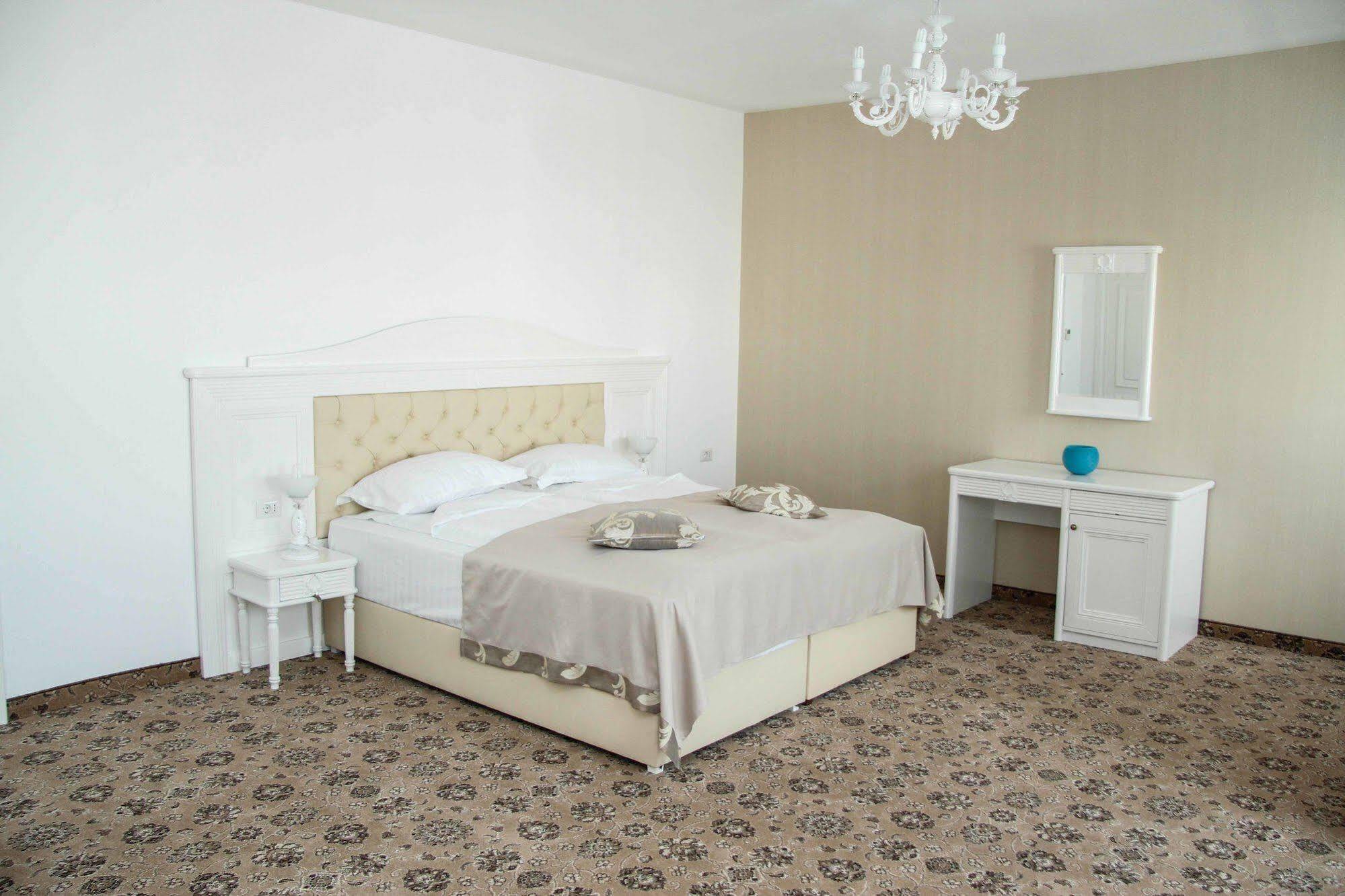 Pik Elegance Hotel Плоещ Екстериор снимка