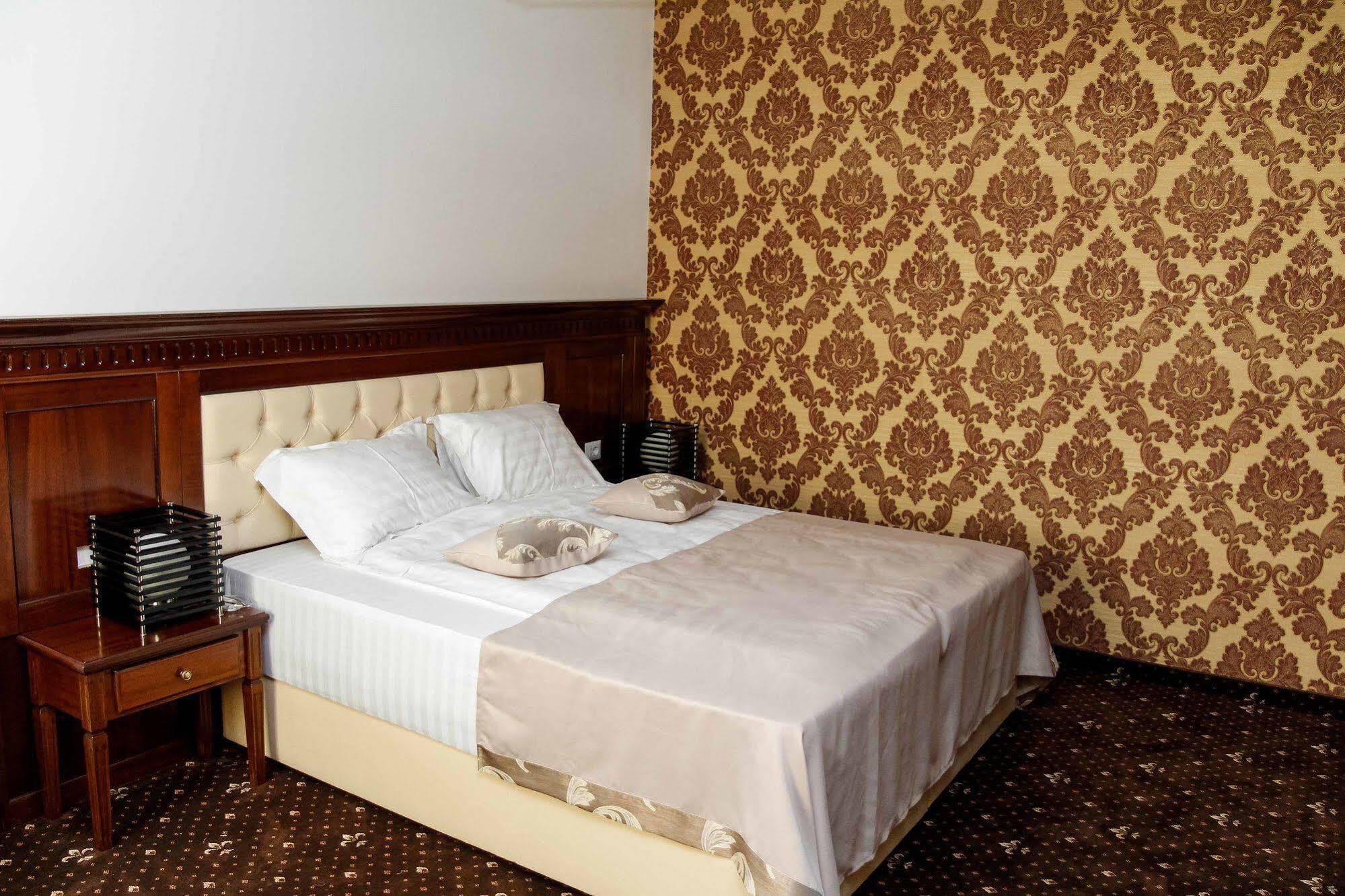 Pik Elegance Hotel Плоещ Екстериор снимка