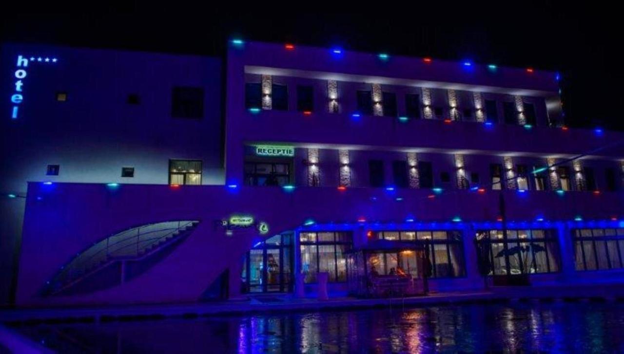 Pik Elegance Hotel Плоещ Екстериор снимка