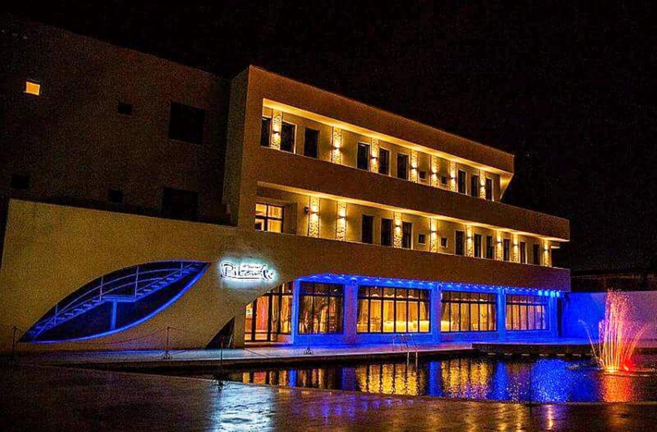 Pik Elegance Hotel Плоещ Екстериор снимка